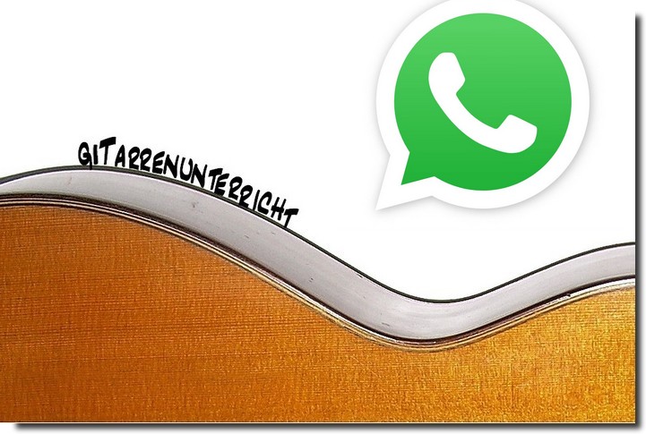 Gitarrenkorpus vor blauem Himmel